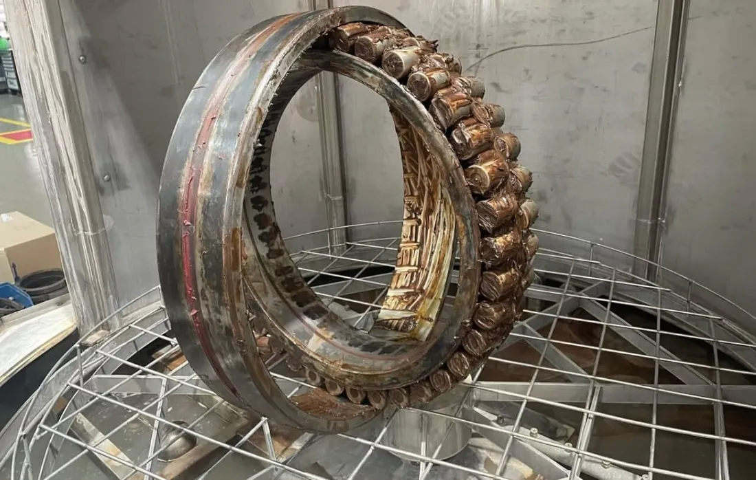 Rolamento industrial com resíduos e oxidação, antes da lavagem